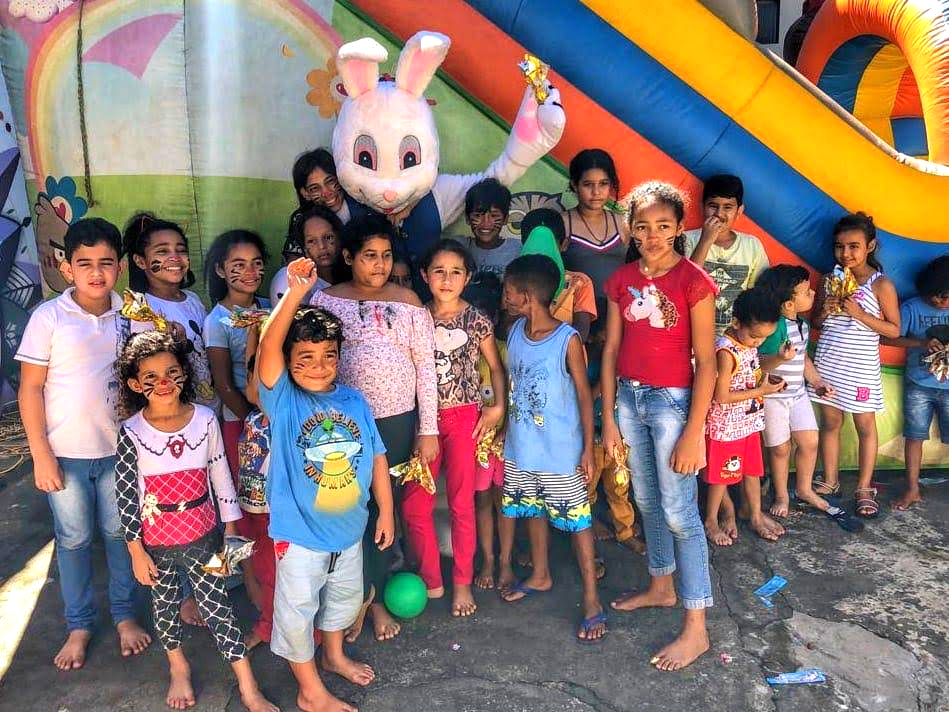 Crianças participando de um evento da Casa Amor e Vida