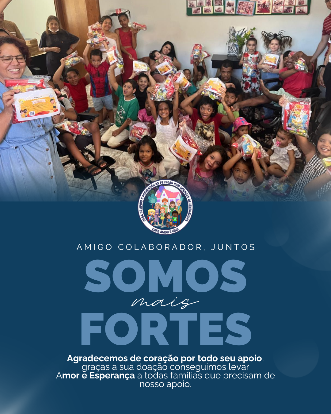 Crianças, familiares e equipe reunidos em uma ação da Casa Amor e Vida